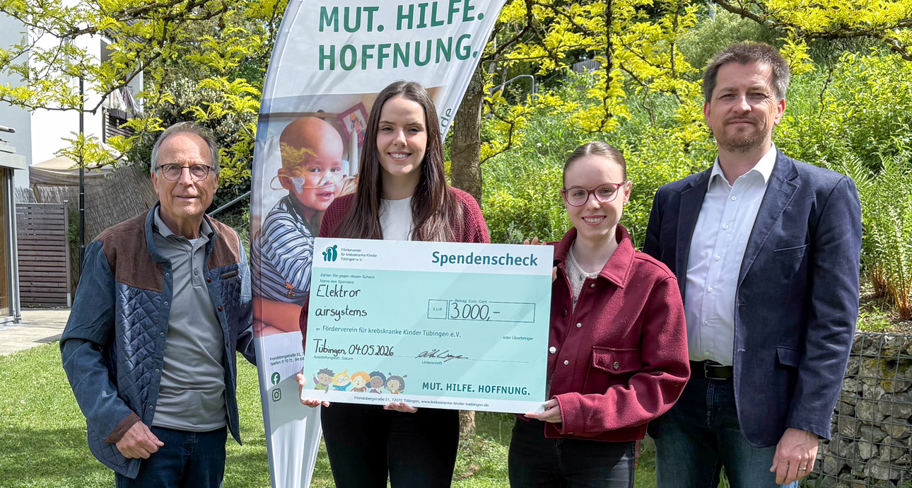 Bei der Spendenübergabe, v.l.n.r.: Horst Simschek, Stellvertretender Vorsitzender und Geschäftsführer des Fördervereins für krebskranke Kinder Tübingen e. V., Felicitas Röhl und Amelie Pall, Auszubildende der Elektror airsystems GmbH, Martin C. Wagner, Marketing Manager der Elektror airsystems GmbH.