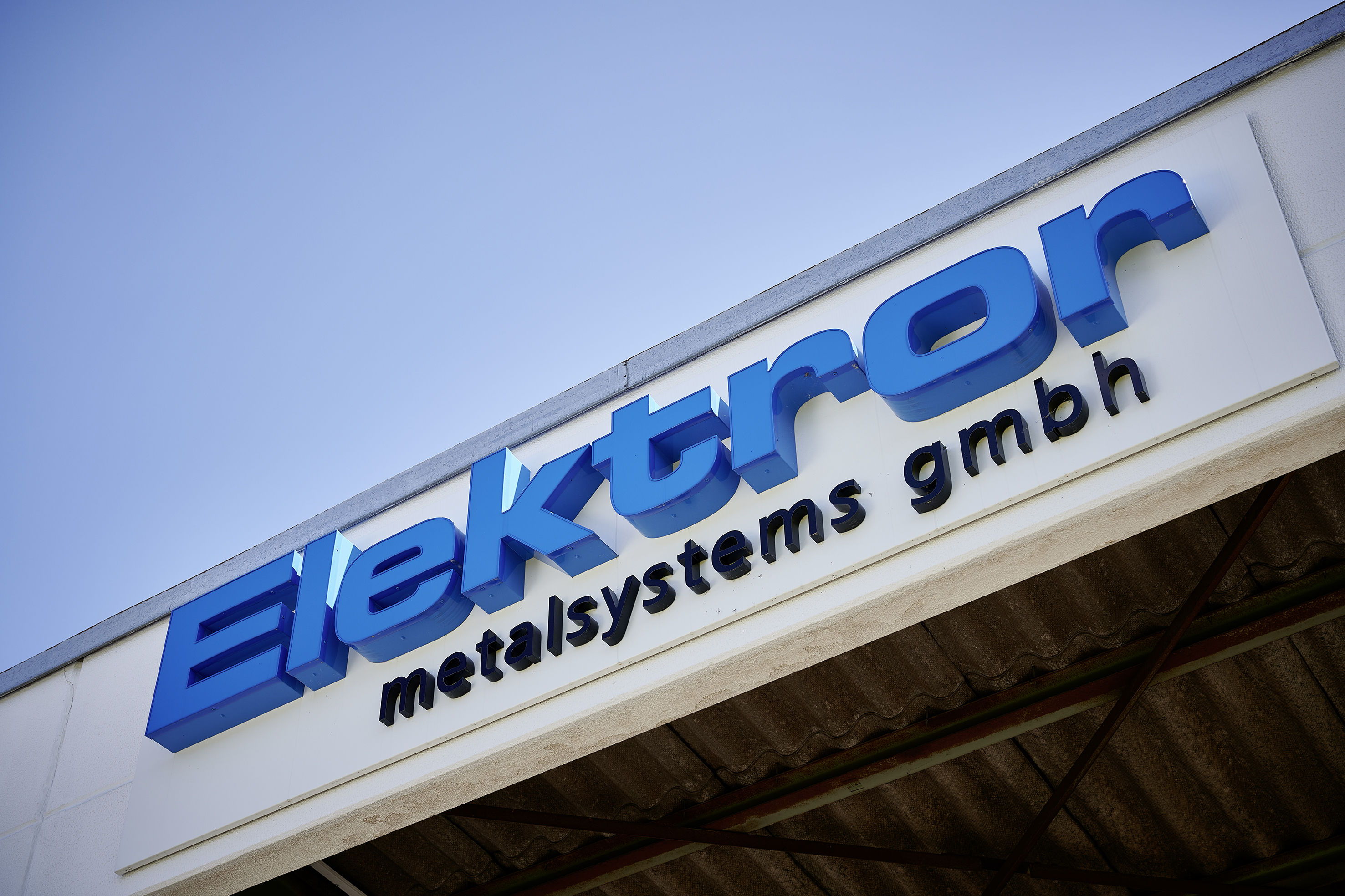 Logo Elektror metalsystems mit blauem Himmel im Hintergrund
