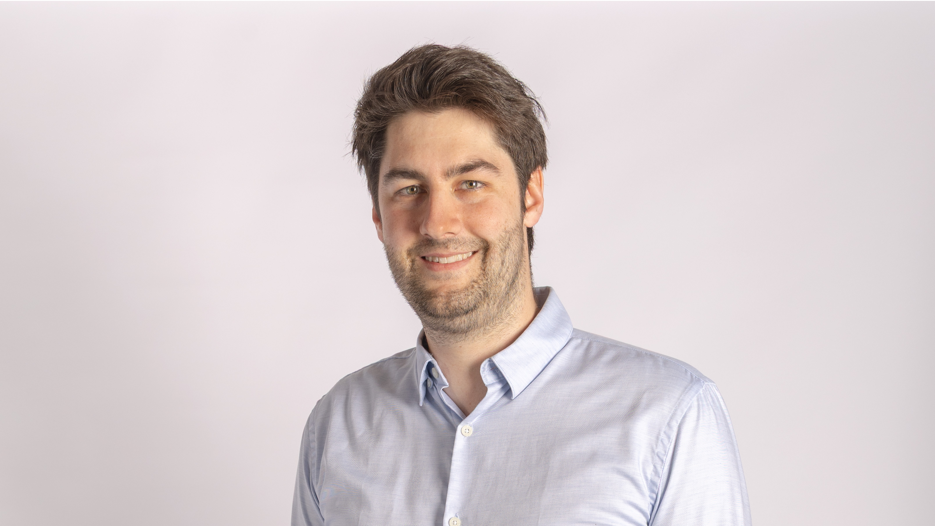 Ausbilder Ingo Wolf vor einer weißen Wand.